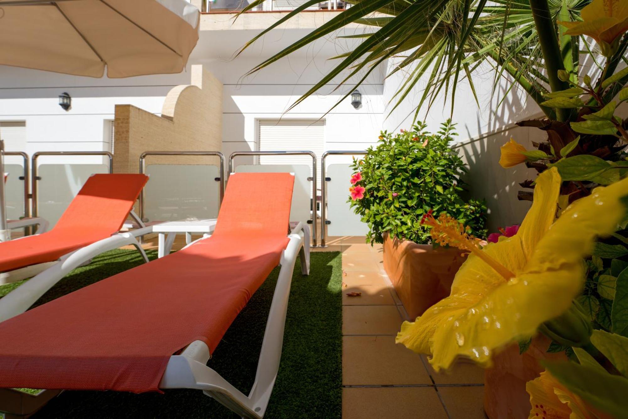 Hotel Apartamentos Loto Conil โกนิล เด ลาฟรอนเตรา ภายนอก รูปภาพ