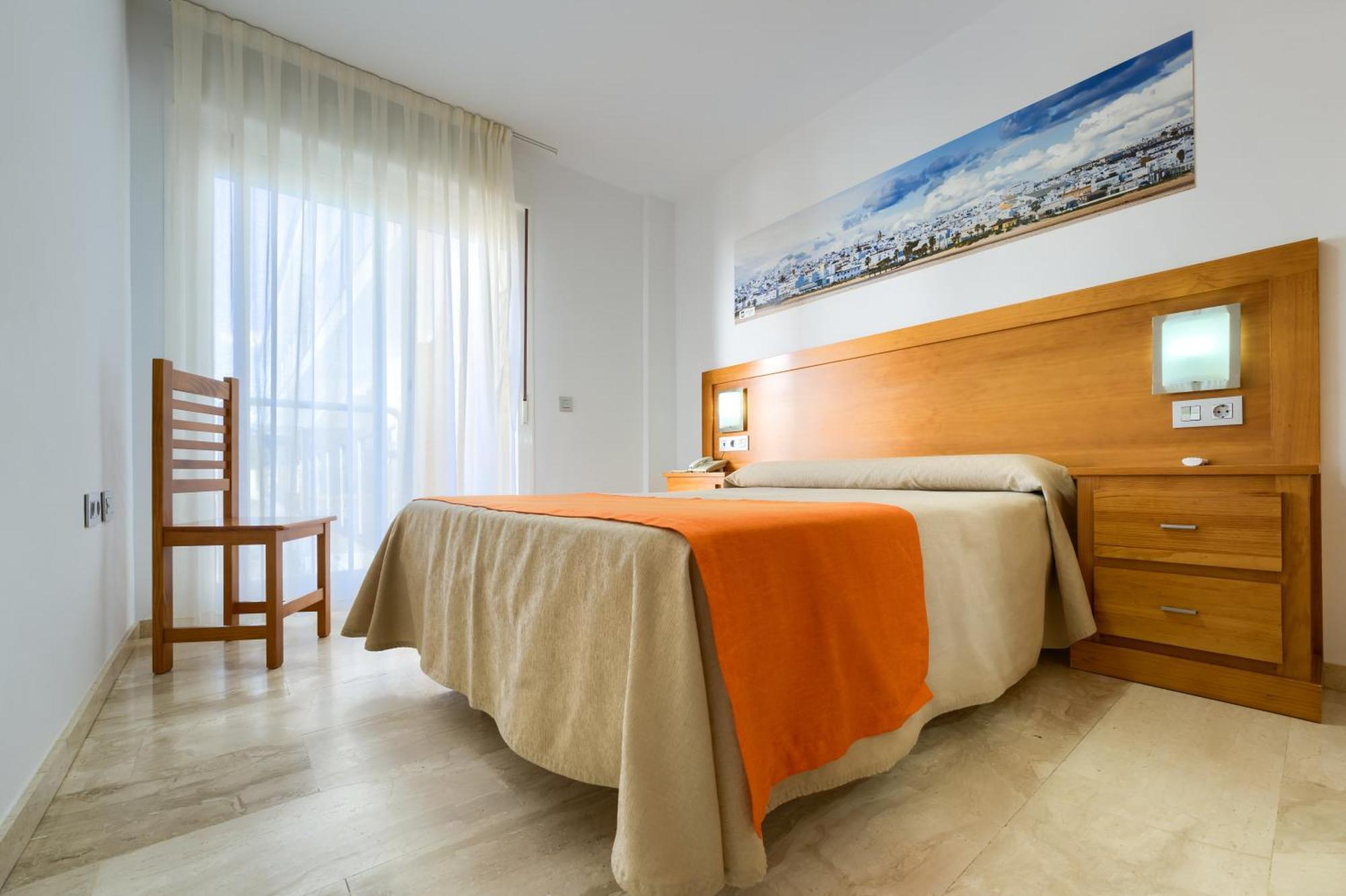 Hotel Apartamentos Loto Conil โกนิล เด ลาฟรอนเตรา ภายนอก รูปภาพ