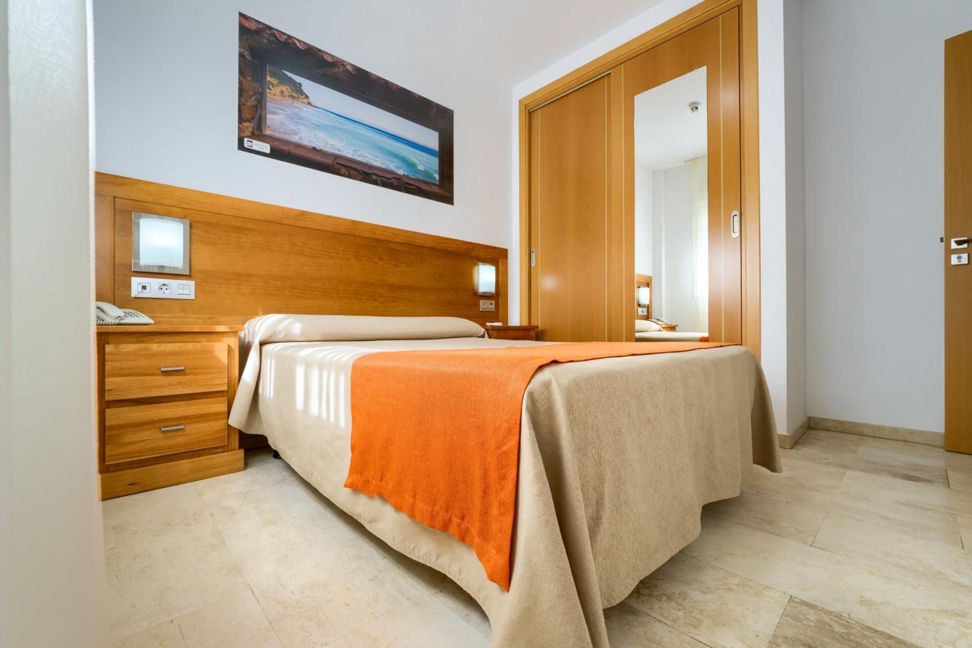 Hotel Apartamentos Loto Conil โกนิล เด ลาฟรอนเตรา ภายนอก รูปภาพ