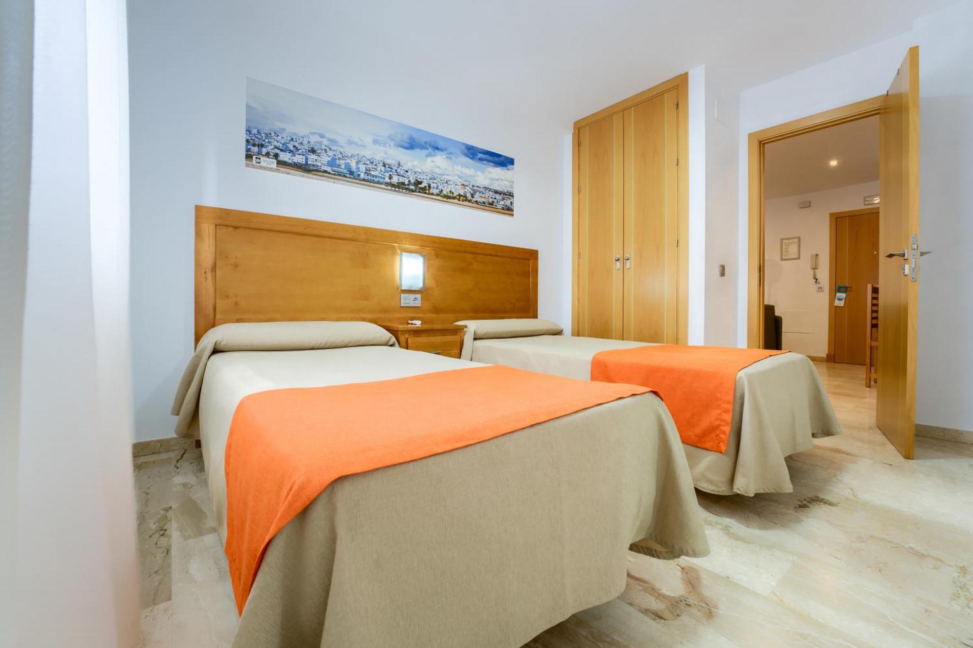 Hotel Apartamentos Loto Conil โกนิล เด ลาฟรอนเตรา ภายนอก รูปภาพ