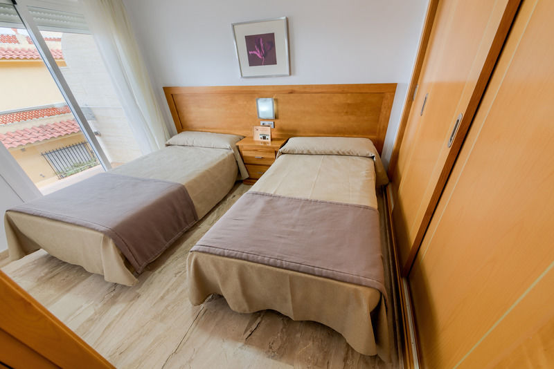 Hotel Apartamentos Loto Conil โกนิล เด ลาฟรอนเตรา ภายนอก รูปภาพ