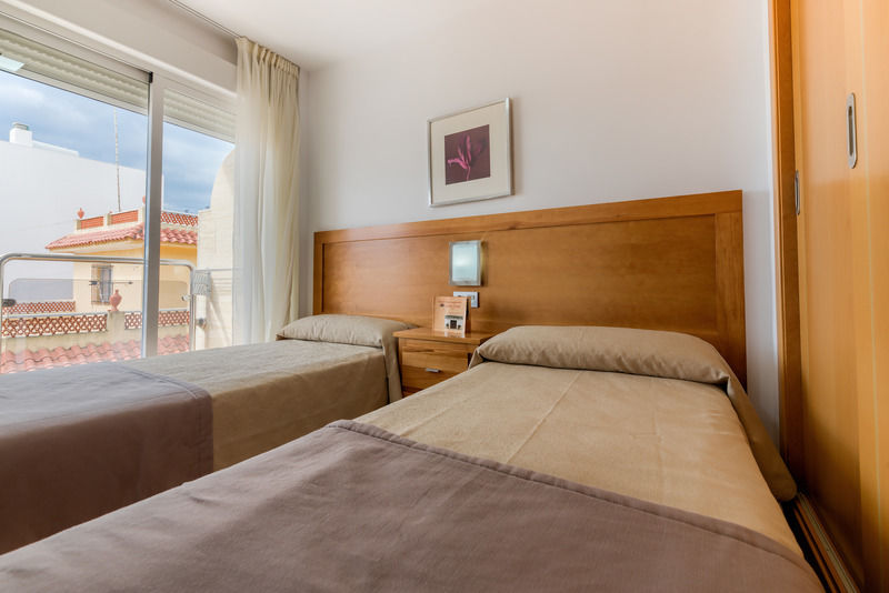 Hotel Apartamentos Loto Conil โกนิล เด ลาฟรอนเตรา ภายนอก รูปภาพ