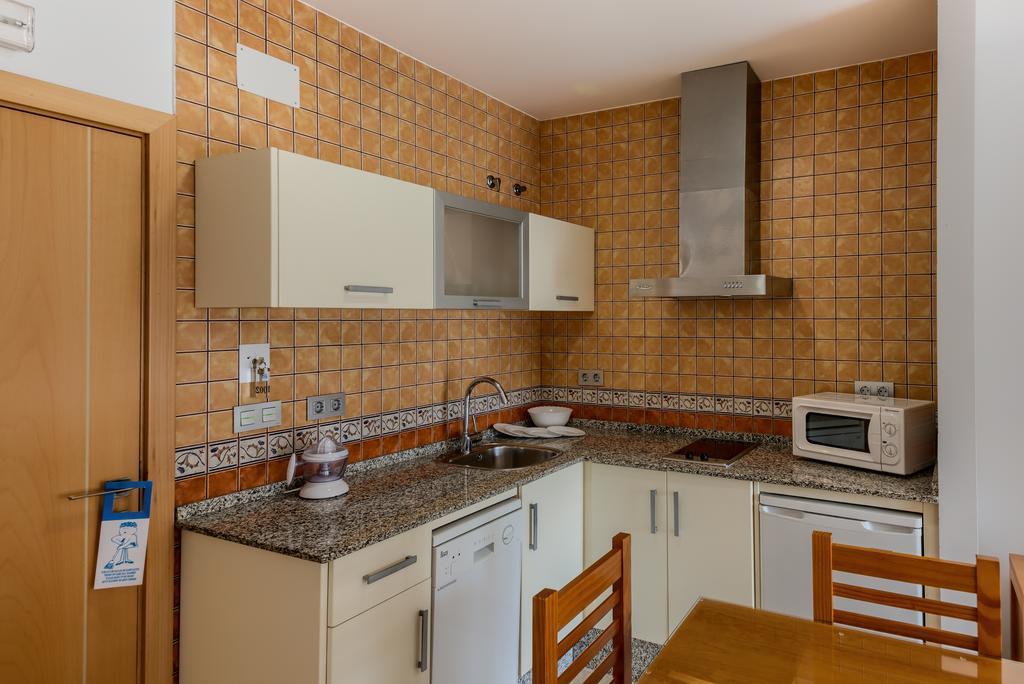 Hotel Apartamentos Loto Conil โกนิล เด ลาฟรอนเตรา ภายนอก รูปภาพ